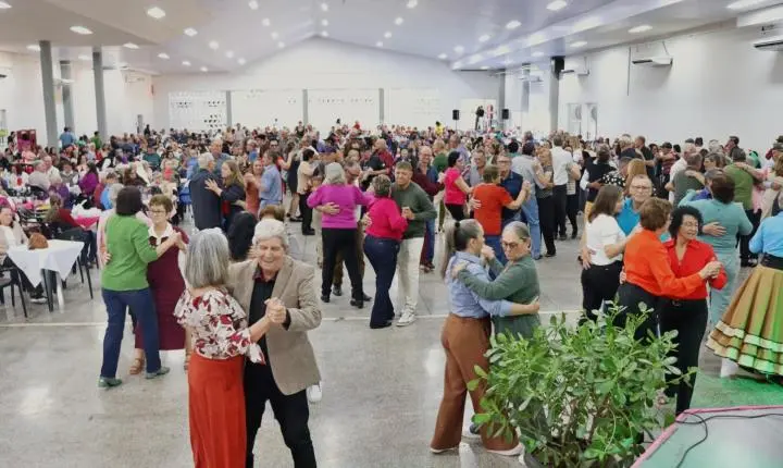 MATINÊ ESPECIAL DO DIA DAS MÃES REÚNE CENTENAS DE FAMÍLIAS EM ITAIPULÂNDIA
