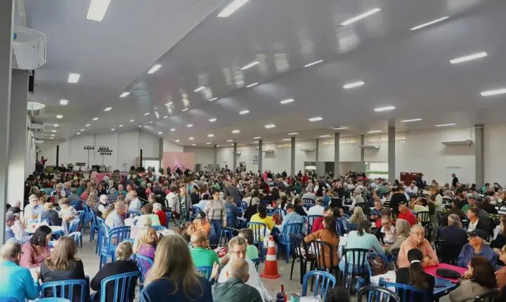 MATINÊ ESPECIAL DO DIA DAS MÃES REÚNE CENTENAS DE FAMÍLIAS EM ITAIPULÂNDIA