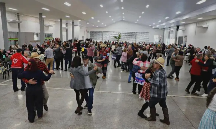 MATINÊ JUNINA REÚNE TERCEIRA IDADE EM CELEBRAÇÃO AO DIA DE SÃO JOÃO EM ITAIPULÂNDIA
