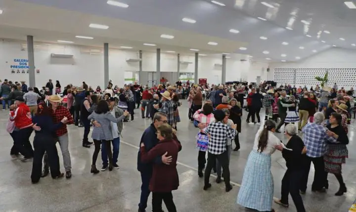MATINÊ JUNINA REÚNE TERCEIRA IDADE EM CELEBRAÇÃO AO DIA DE SÃO JOÃO EM ITAIPULÂNDIA