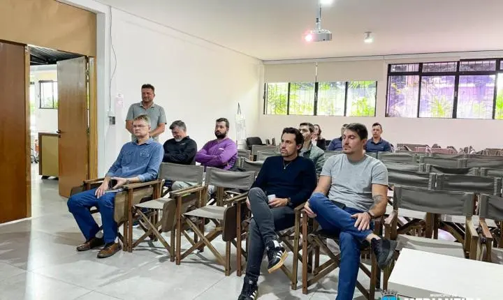 MEDIANEIRA DISCUTE REGULARIZAÇÃO DE CABOS AÉREOS EM REUNIÃO COM COPEL E PROVEDORES