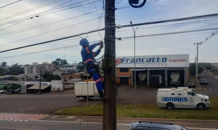MEDIANEIRA E SÃO MIGUEL DO IGUAÇU RECEBEM MUTIRÃO DA COPEL PARA RETIRADA DE CABOS IRREGULARES DE INTERNET E TELEFONE