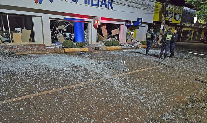 MEGA-ASSALTO NO PARAGUAI: QUADRILHA EXPLODE BANCOS, RENDE POLICIAIS E BLOQUEIA ACESSOS A SANTA RITA