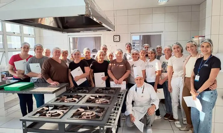 MERENDEIRAS DOS CMEIS PARTICIPAM DE APERFEIÇOAMENTO EM TÉCNICAS CULINÁRIAS EM SÃO MIGUEL
