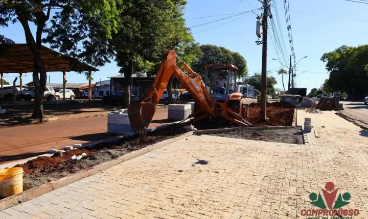 MISSAL - CANTEIRO CENTRAL DA AVENIDA JOHN KENNEDY COMEÇA RECEBER A INSTALAÇÃO DE PAVER