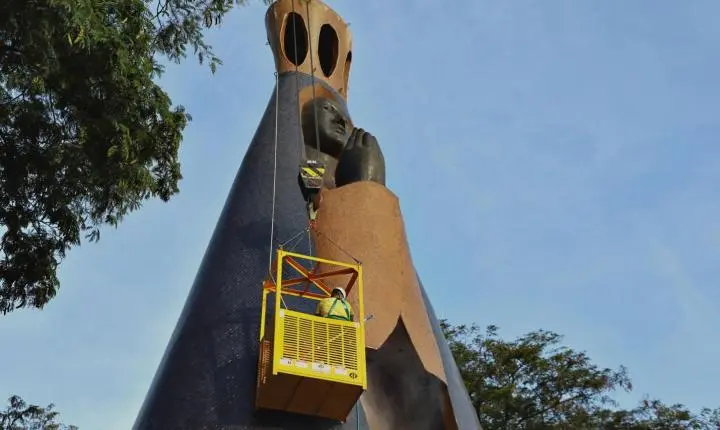 MONUMENTO DE NOSSA SENHORA APARECIDA RECEBE SERVIÇOS DE LIMPEZA E CONSERVAÇÃO EM ITAIPULÂNDIA