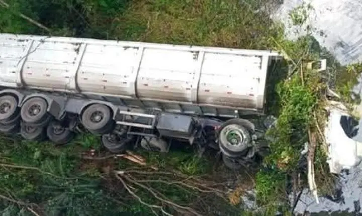MOTORISTA É ENCONTRADO MORTO APÓS CAMINHÃO CAIR EM REPRESA NA BR-376