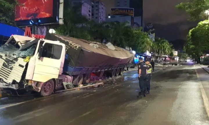 MOTORISTA EMBRIAGADO PERDE CONTROLE E CAUSA DANOS NO CENTRO DE CIUDAD DEL ESTE