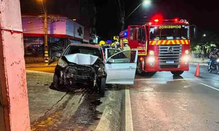 MOTORISTA FICA EM ESTADO GRAVE APÓS CARRO BATER CONTRA POSTE EM FOZ DO IGUAÇU