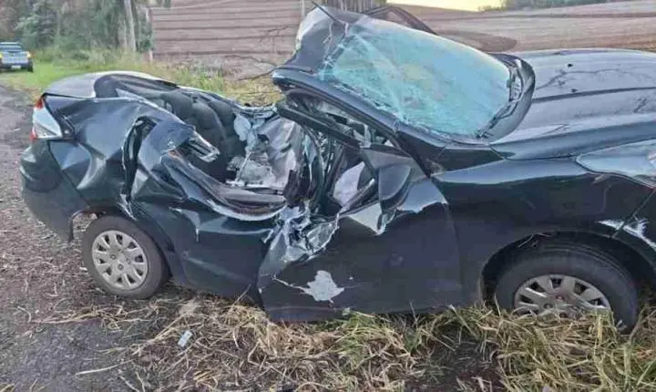 MOTORISTA FICA FERIDO APÓS BATER CONTRA ÁRVORE NA BR-158 E É SOCORRIDO POR BOMBEIROS QUE PASSAVAM PELO LOCAL