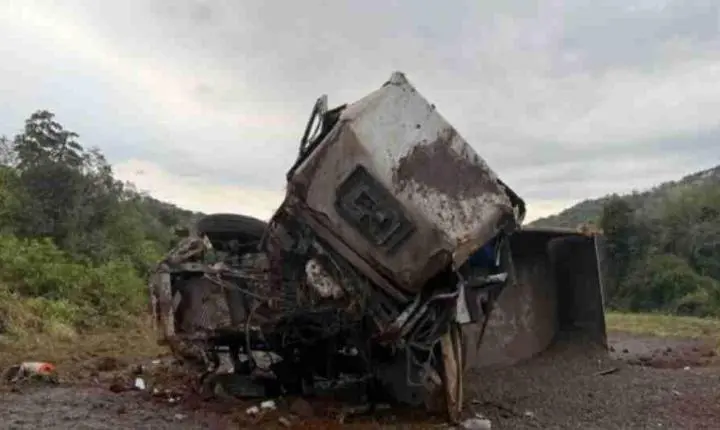 MOTORISTA FICA FERIDO APÓS CAMINHÃO TOMBAR EM RIBANCEIRA NA PR-481