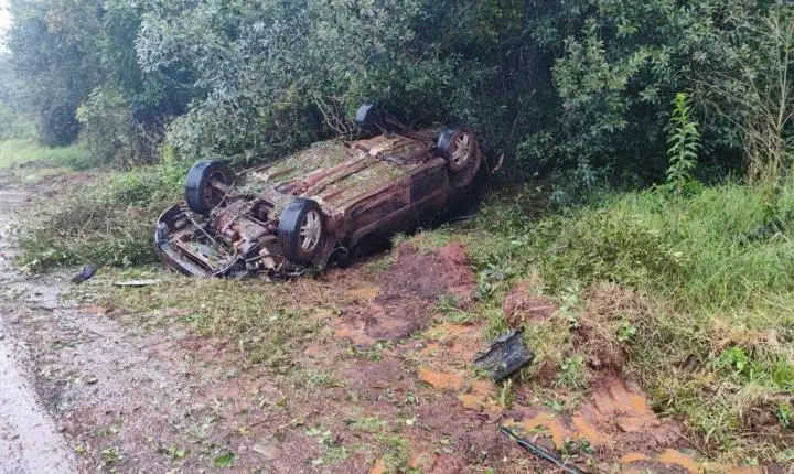 MOTORISTA FICA FERIDO APÓS CAPOTAMENTO NA PR-475