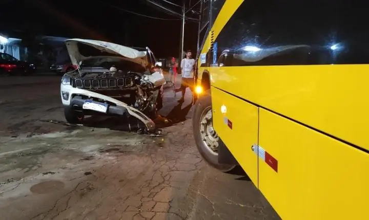 MOTORISTA FICA FERIDO EM FORTE COLISÃO ENTRE JEEP E ÔNIBUS EM SÃO MIGUEL DO IGUAÇU