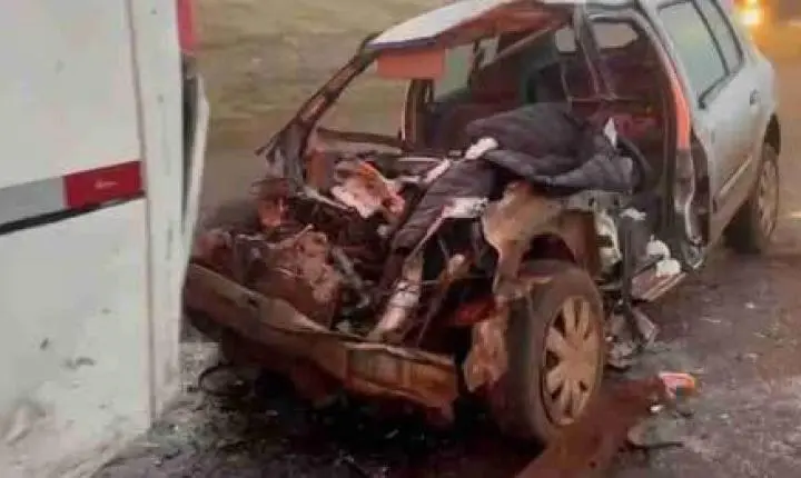 MOTORISTA FICA PRESO ÀS FERRAGENS APÓS BATER NA TRASEIRA DE ÔNIBUS NA BR-467