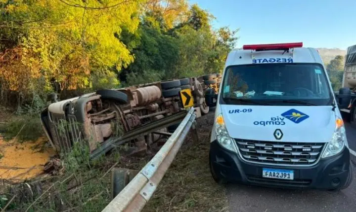 MOTORISTA MORRE APÓS CARRETA BITREM TOMBAR NA BR-163 ENTRE MERCEDES E GUAÍRA