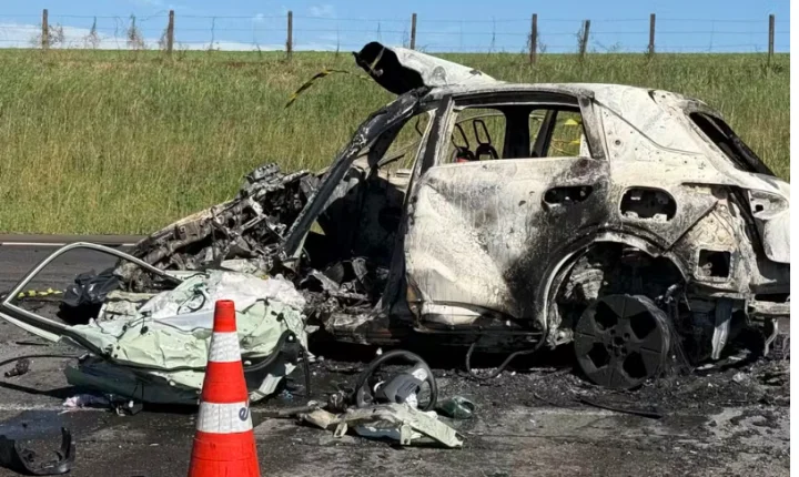 MOTORISTA MORRE CARBONIZADO APÓS COLISÃO ENTRE CARRO ELÉTRICO E CAMINHONETE NA BR-277