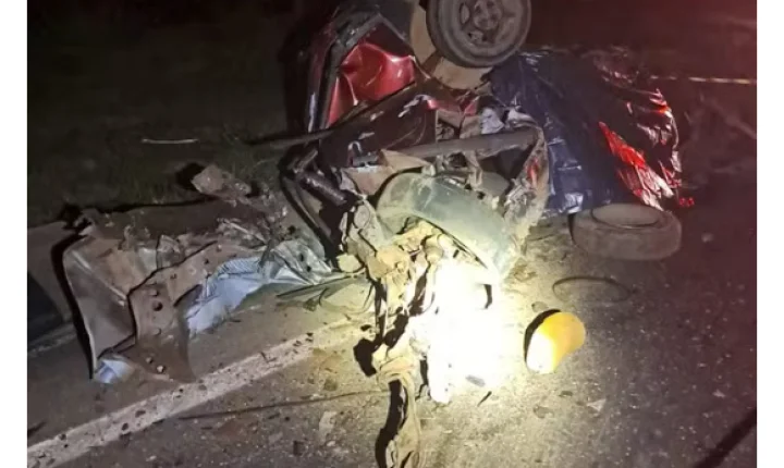 MOTORISTA MORRE E CARRO É DESTRUÍDO APÓS ACIDENTE COM CARRETA, QUE TOMBOU DEVIDO À FORÇA DA BATIDA, NO PARANÁ