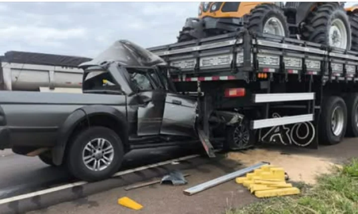 MOTORISTA MORRE EM GRAVE ACIDENTE ENTRE CAMINHONETE E CAMINHÃO NA BR-163