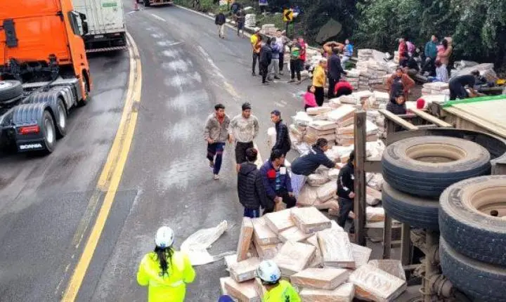 MOTORISTA SOFRE AMPUTAÇÃO DE BRAÇO APÓS CARRETA TOMBAR NA BR-277 EM NOVA LARANJEIRAS