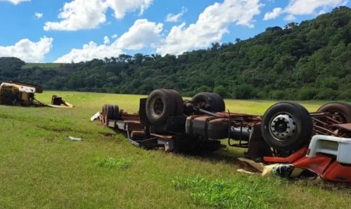 O homem é morador de Corbélia e conduzia um caminhão pela rodovia, carregado com uma máquina escavadeira conhecida como pantaneira. Durante o trajeto, perdeu o controle da direção e capotou numa lavoura.