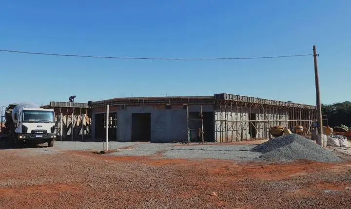OBRAS DO NOVO HOSPITAL E MATERNIDADE DE ITAIPULÂNDIA AVANÇAM E AMPLIAM ESTRUTURA DA SAÚDE PÚBLICA