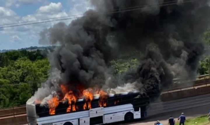 ÔNIBUS PEGA FOGO NA BR-277 ENTRE MATELÂNDIA E O DISTRITO AGRO CAFEEIRA