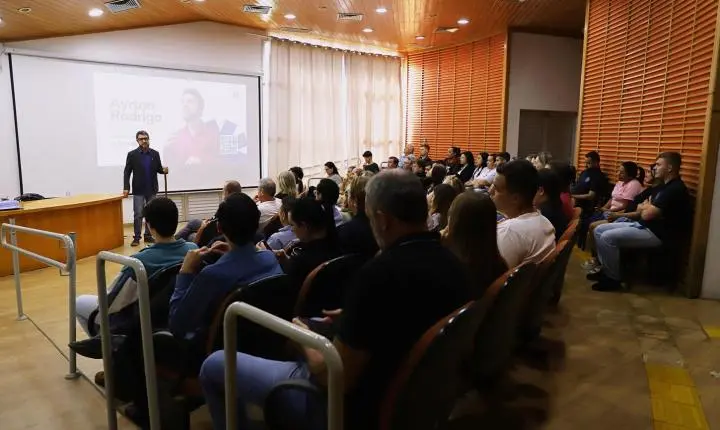 PALESTRA COM AYRTON RODRIGO EMOCIONA E INSPIRA PARTICIPANTES EM ITAIPULÂNDIA