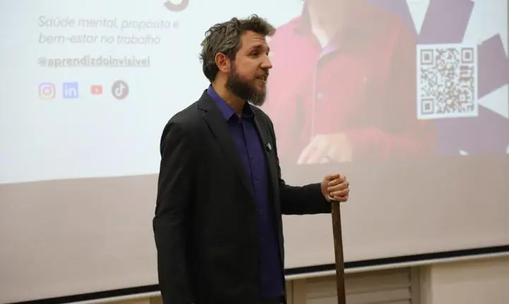 PALESTRA COM AYRTON RODRIGO EMOCIONA E INSPIRA PARTICIPANTES EM ITAIPULÂNDIA