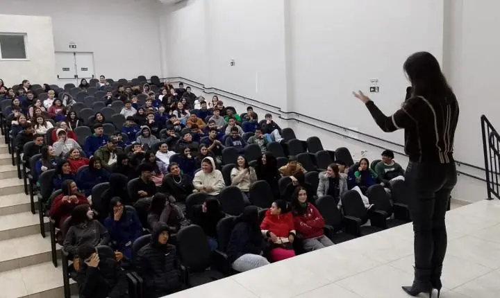 PALESTRA SOBRE PREVENÇÃO ÀS DROGAS CONSCIENTIZA ESTUDANTES DO COLÉGIO COSTA E SILVA EM ITAIPULÂNDIA