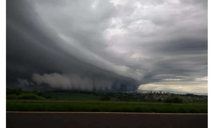 PARANÁ ESTÁ SOB ALERTAS DE TEMPESTADE NESTE FIM DE SEMANA, COM RISCO DE GRANIZO E VENTOS DE ATÉ 100 KM/H; VEJA ONDE