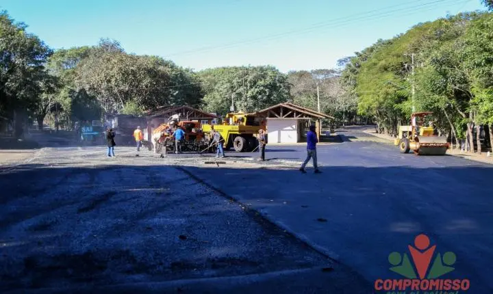 PAVIMENTAÇÃO ASFÁLTICA AVANÇA NA PRAINHA DE MISSAL E MELHORA ESTRUTURA DO TERMINAL TURÍSTICO