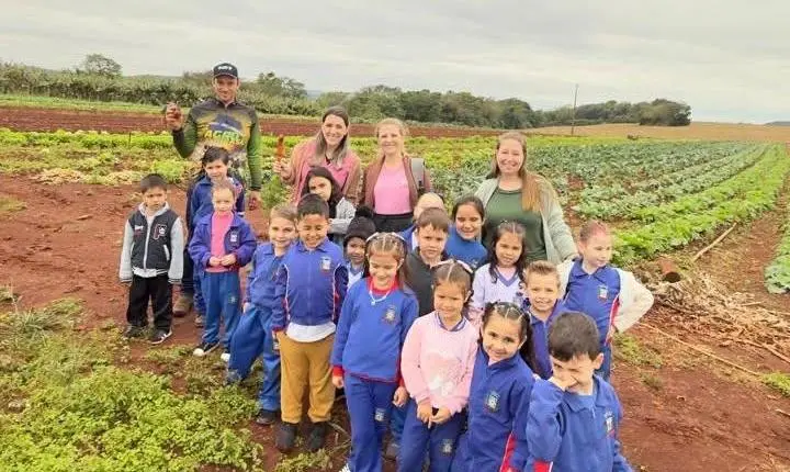PÉ NA TERRA: ALUNOS DE MEDIANEIRA CONHECEM DE PERTO A ORIGEM DOS ALIMENTOS DA MERENDA ESCOLAR