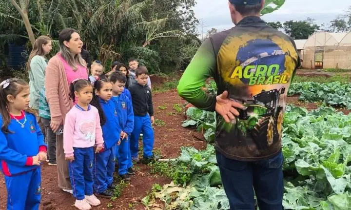 PÉ NA TERRA: ALUNOS DE MEDIANEIRA CONHECEM DE PERTO A ORIGEM DOS ALIMENTOS DA MERENDA ESCOLAR