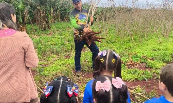 PÉ NA TERRA: ALUNOS DE MEDIANEIRA CONHECEM DE PERTO A ORIGEM DOS ALIMENTOS DA MERENDA ESCOLAR