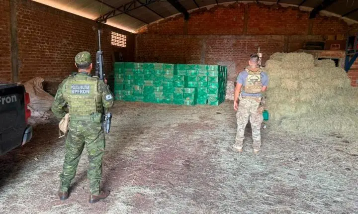 PMPR E PF PRENDEM SETE HOMENS E APREENDEM 20 MIL PACOTES DE CIGARROS CONTRABANDEADOS