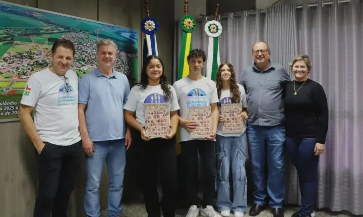 PODER EXECUTIVO DE ITAIPULÂNDIA RECEBE ESTUDANTES SELECIONADOS PARA O PROGRAMA GANHANDO O MUNDO
