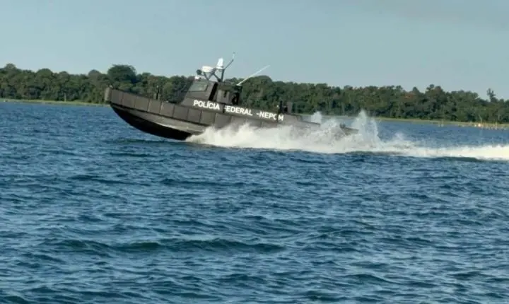 POLÍCIA FEDERAL RECEBE LANCHA BLINDADA PARA REFORÇAR AÇÕES NA FRONTEIRA EM FOZ DO IGUAÇU