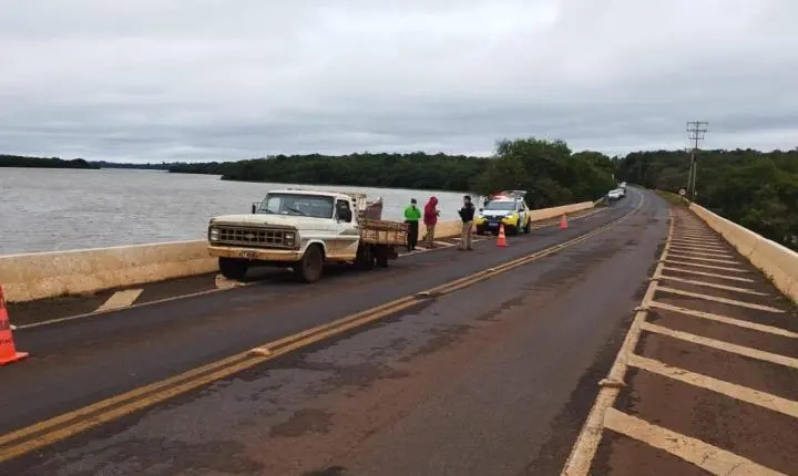 POLÍCIA MILITAR AUXILIA NO CONTROLE DO TRÂNSITO APÓS ACIDENTE SOBRE PONTE EM SANTA HELENA