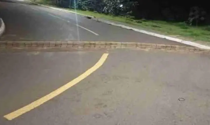 POR ESTAR ENTEDIADO, JOVEM RETIRA PAVERS E MONTA BARREIRA EM RUA DE CASCAVEL