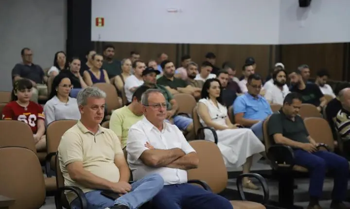 PREFEITO E VICE-PREFEITO APRESENTAM PROGRAMAS MUNICIPAIS NA CÂMARA DE ITAIPULÂNDIA