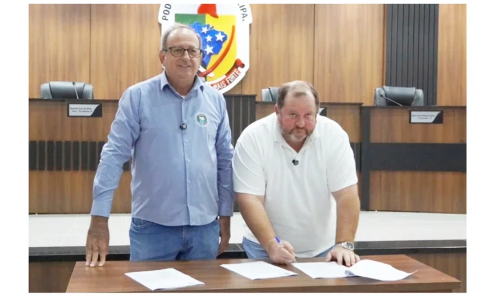 EM ITAIPULÂNDIA, PREFEITO LINDOLFO RUI PROTOCOLA PROJETO DA NOTA PREMIADA E É RECEBIDO PELO PRESIDENTE DA CÂMARA ABEL DAVID SERENA