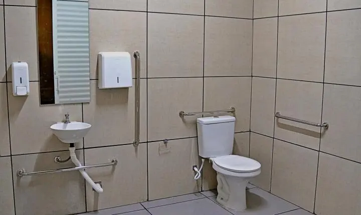 PREFEITURA DE ITAIPULÂNDIA INVESTE R$ 111,9 MIL NA REFORMA DOS BANHEIROS DA ESCOLA DONA LEOPOLDINA