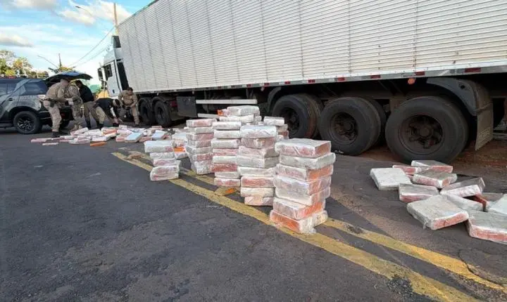 PRF APREENDE 2,7 TONELADAS DE MACONHA ESCONDIDAS EM CAMINHÃO NA BR-163