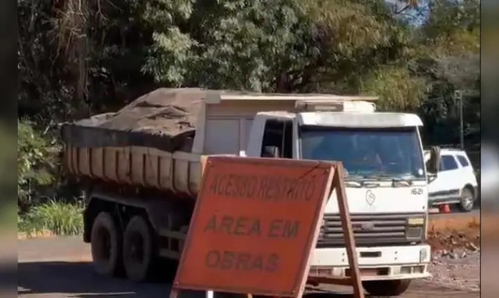 PRF FLAGRA CAMINHÕES CAÇAMBA COM IRREGULARIDADES EM FOZ DO IGUAÇU