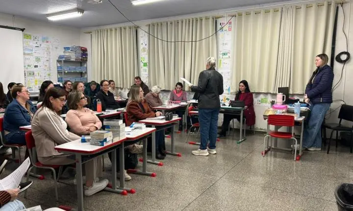 PROFESSORES DA EDUCAÇÃO INFANTIL DE ITAIPULÂNDIA PARTICIPAM DE FORMAÇÃO SOBRE PRÁTICAS DE LÍNGUA PORTUGUESA