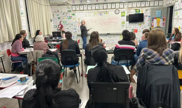PROFESSORES DA EDUCAÇÃO INFANTIL DE ITAIPULÂNDIA PARTICIPAM DE FORMAÇÃO SOBRE PRÁTICAS DE LÍNGUA PORTUGUESA