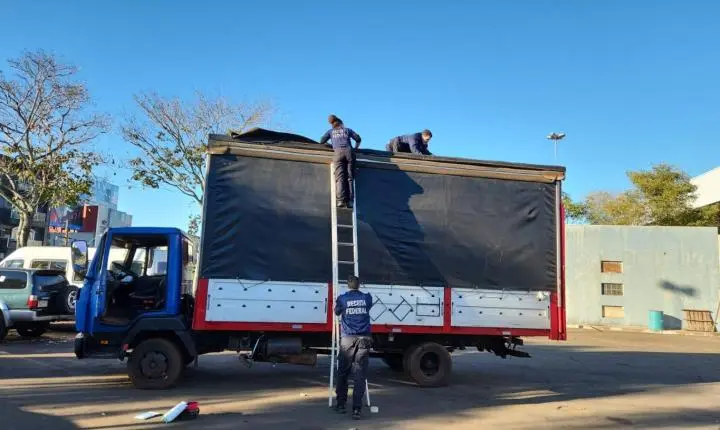 RECEITA FEDERAL APREENDE CAMINHÃO COM R$ 500 MIL EM MERCADORIAS CONTRABANDEADAS NA PONTE DA AMIZADE