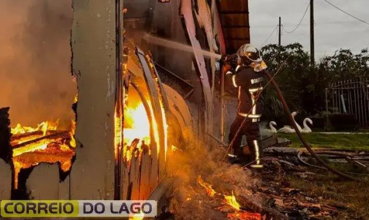 RESIDÊNCIA É CONSUMIDA POR INCÊNDIO DE GRANDES PROPORÇÕES NO DISTRITO DE MORENINHA, EM SANTA HELENA