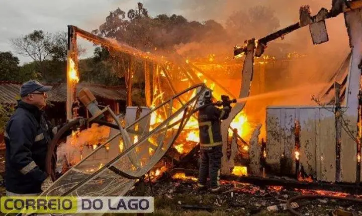 RESIDÊNCIA É CONSUMIDA POR INCÊNDIO DE GRANDES PROPORÇÕES NO DISTRITO DE MORENINHA, EM SANTA HELENA