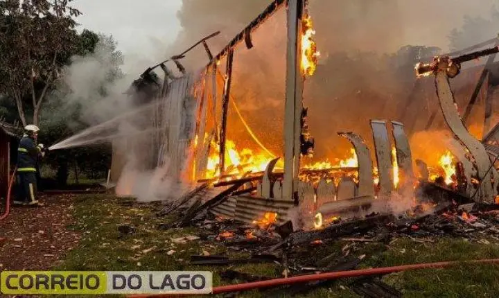 RESIDÊNCIA É CONSUMIDA POR INCÊNDIO DE GRANDES PROPORÇÕES NO DISTRITO DE MORENINHA, EM SANTA HELENA
